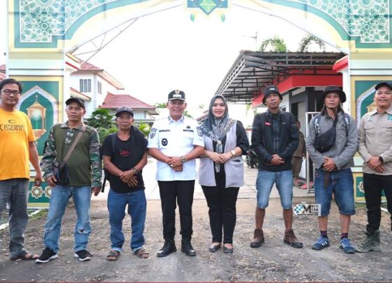 Wakil Bupati Murung Raya Rahmanto Muhidin bersama Istri Dina Maulidah menyambut kedatangan empat warga dari Desa Muara Laung yang melakukan aksi jalan kaki menuju Kota Puruk Cahu.