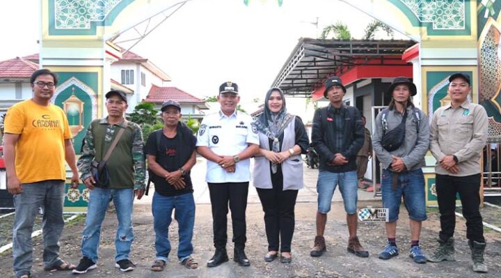 Wakil Bupati Murung Raya Rahmanto Muhidin bersama Istri Dina Maulidah menyambut kedatangan empat warga dari Desa Muara Laung yang melakukan aksi jalan kaki menuju Kota Puruk Cahu.