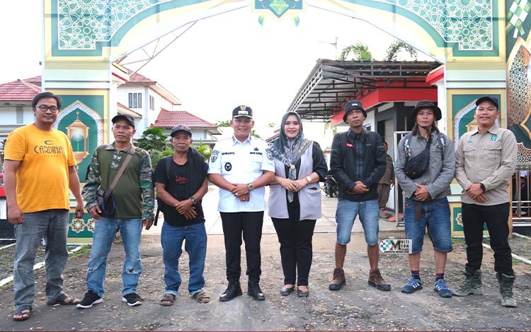 Menapak Harapan: Empat Warga Berjalan Kaki 32 Km demi Nazar untuk Murung Raya