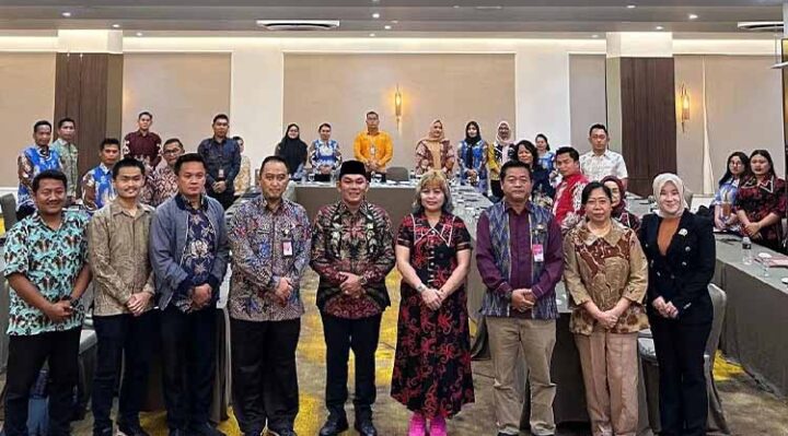 Wakil Bupati Murung Raya, Rahmanto Muhidin (tengah) bersama peserta rapat evaluasi di Jakarta, Kamis, 22 Mei 2025.