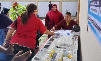 Wakil Bupatim Irawati memantau pelaksanaan tes urine di lingkungan Pemerintah Kabupaten Kotim, Jumat, 23 Mei 2025.