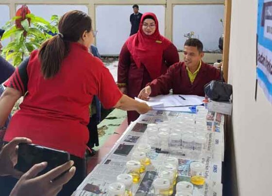 Wakil Bupatim Irawati memantau pelaksanaan tes urine di lingkungan Pemerintah Kabupaten Kotim, Jumat, 23 Mei 2025.