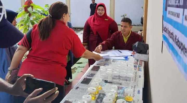 Wakil Bupatim Irawati memantau pelaksanaan tes urine di lingkungan Pemerintah Kabupaten Kotim, Jumat, 23 Mei 2025.
