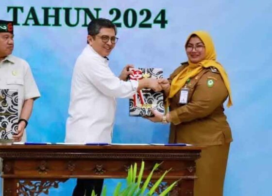 Wakil bupati Kotim Irawati saat menerima dokumen WTP ke 11 dari BPK.