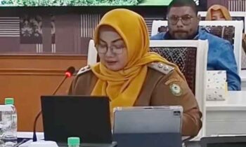 Wakil bupati Kotim Irawati saat menyerahkan proposal sekolah rakyat Kementerian Sosial,Senin, 19 Mei 2025.