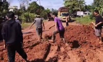 Warga gotong royong melakukan perbaikan jalan di Cempaka Mulia, Kecamatan Cempaga, Kabupaten Kotawaringin Timur, Kamis, 15 Mei 2025.