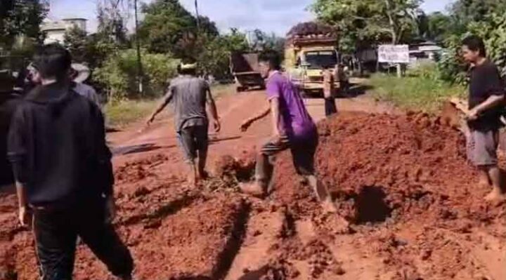 Warga gotong royong melakukan perbaikan jalan di Cempaka Mulia, Kecamatan Cempaga, Kabupaten Kotawaringin Timur, Kamis, 15 Mei 2025.