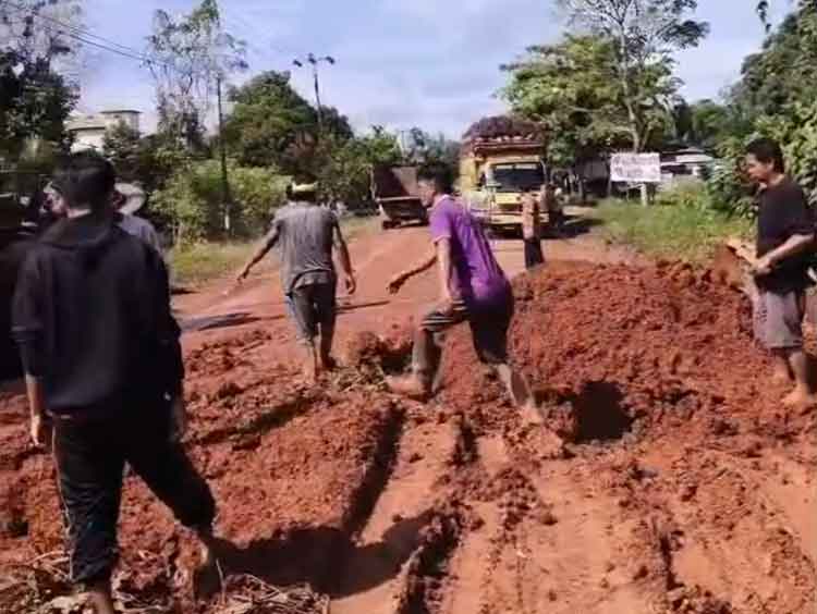 Jalan Cempaka Mulia Rusak Parah, Warga dan Camat Turun Tangan Perbaikan