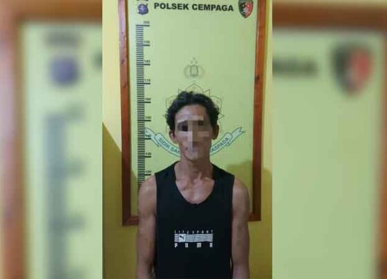 AR, tersangka kasus peredaran narkoba diamankan Polsek Cempaga