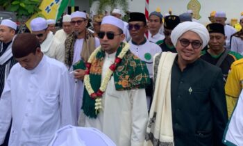 Al Habib Muhammad Bin Abu Bakar Al Aydarus dan Ustadz Royyan dalam acara Haul KH Muhammad Abrar Dahlan.