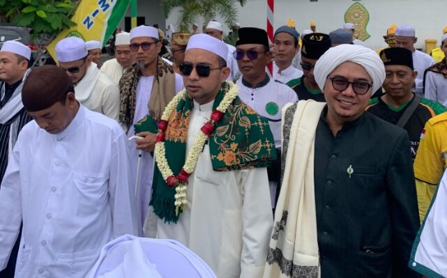 Al Habib Muhammad Bin Abu Bakar Al Aydarus dan Ustadz Royyan dalam acara Haul KH Muhammad Abrar Dahlan.