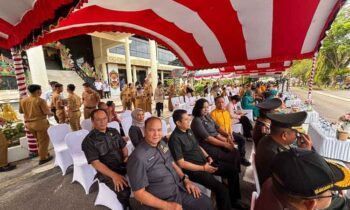 Anggota DPRD Kota Palangka Raya mengikuti upacara gabungan dalam rangka memperingati Hari Lahir Pancasila yang digelar Pemerintah Kota Palangka Raya di Balai Kota, Senin, 2 Juni 2025.