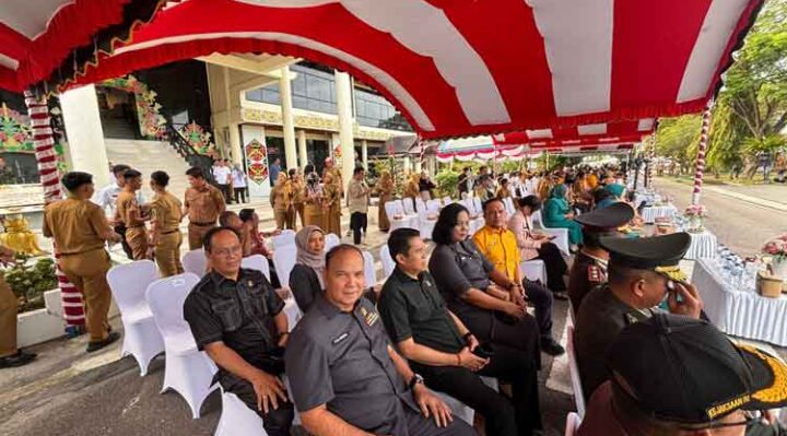 Anggota DPRD Kota Palangka Raya mengikuti upacara gabungan dalam rangka memperingati Hari Lahir Pancasila yang digelar Pemerintah Kota Palangka Raya di Balai Kota, Senin, 2 Juni 2025.