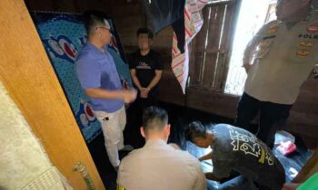Anggota Polsek Kota Besi saat menggeledah kediaman tersangka pengedar narkoba di rumahnya Jalan Darul Iman, Kelurahan Kota Besi Hulu, Jumat, 20 Juni 2025.