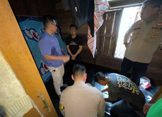 Anggota Polsek Kota Besi saat menggeledah kediaman tersangka pengedar narkoba di rumahnya Jalan Darul Iman, Kelurahan Kota Besi Hulu, Jumat, 20 Juni 2025.