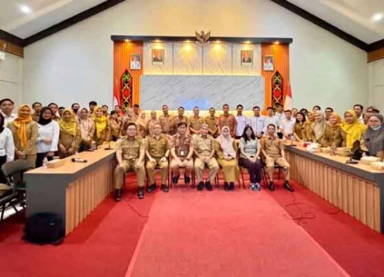 Foto bersama Rapat Monitoring dan Evaluasi Pejabat Pengelola Informasi dan Dokumentasi di Sampit Creative Hub.