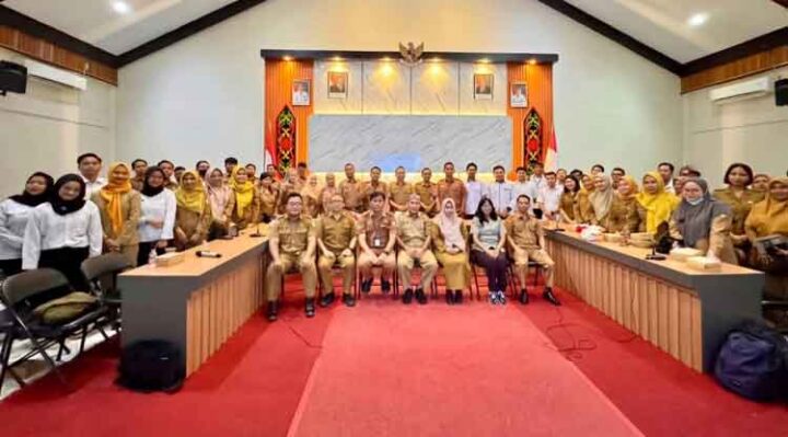Foto bersama Rapat Monitoring dan Evaluasi Pejabat Pengelola Informasi dan Dokumentasi di Sampit Creative Hub.