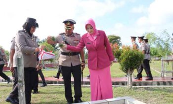 Kapolres Kotim AKBP Resky Maulana Zulkarnain bersama istri melaksanakan tabur bunga di Taman Makam Pahlawan Bararung di Jalan Jenderal Sudirman Km, Sampit, Senin pagi 23 Juni 2026.