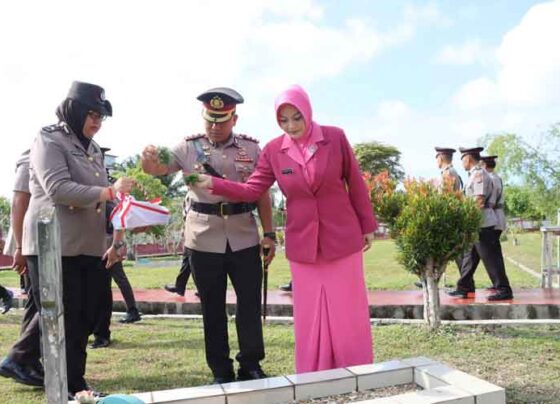 Kapolres Kotim AKBP Resky Maulana Zulkarnain bersama istri melaksanakan tabur bunga di Taman Makam Pahlawan Bararung di Jalan Jenderal Sudirman Km, Sampit, Senin pagi 23 Juni 2026.