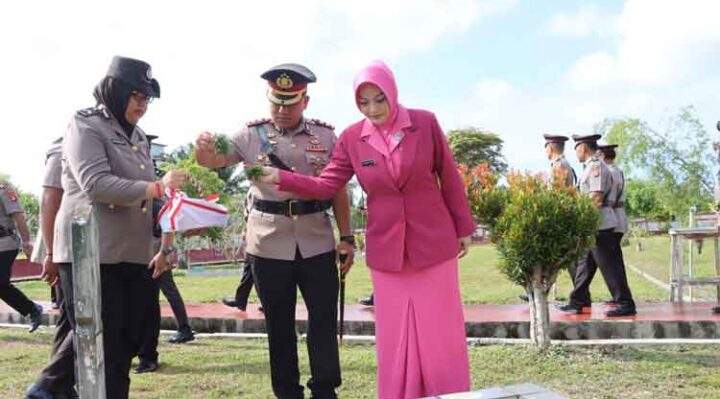 Kapolres Kotim AKBP Resky Maulana Zulkarnain bersama istri melaksanakan tabur bunga di Taman Makam Pahlawan Bararung di Jalan Jenderal Sudirman Km, Sampit, Senin pagi 23 Juni 2026.