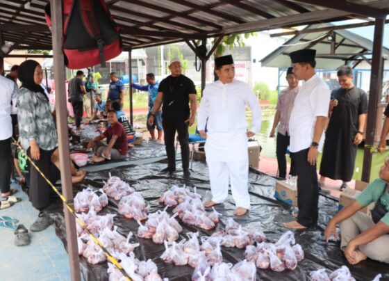 Kapores Kotim AKBP Resky Maulana Zulkarnain saat pendistribusian daging kurban untuk masyarakat.
