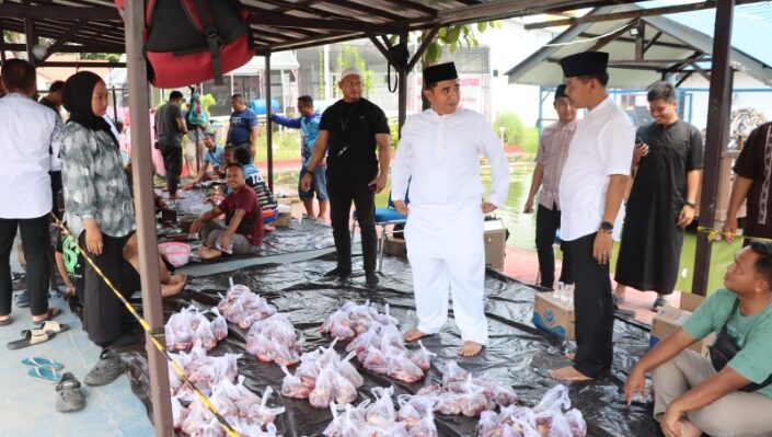 Kapores Kotim AKBP Resky Maulana Zulkarnain saat pendistribusian daging kurban untuk masyarakat.