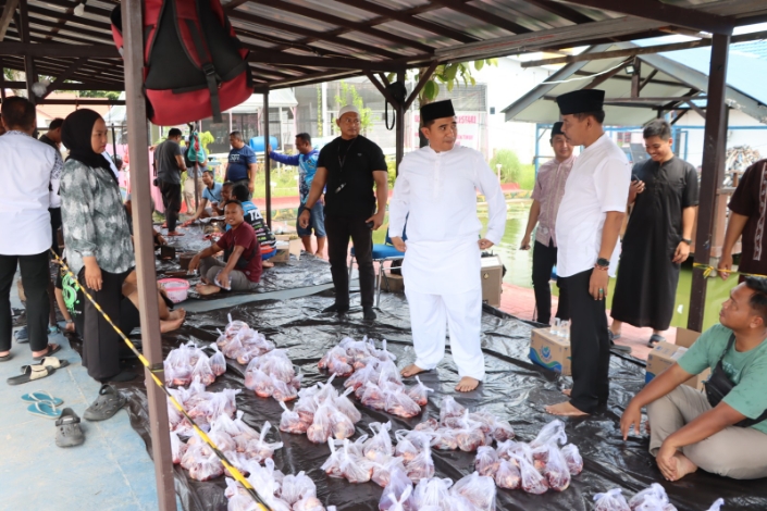 Berkurban dengan Cinta, Polres Kotim Bagikan Ribuan Paket Daging ke Warga Kurang Mampu