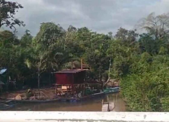 Lanting pekerja tambang saat melintas di Ngabe jalan poros yang menghubungkan Desa Kawan Batu dan Kelurahan Kuayan, Kecamatan Mentaya Hulu.
