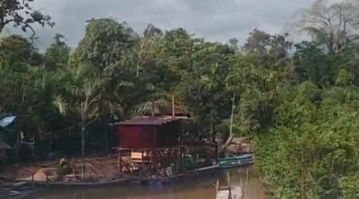 Lanting pekerja tambang saat melintas di Ngabe jalan poros yang menghubungkan Desa Kawan Batu dan Kelurahan Kuayan, Kecamatan Mentaya Hulu.