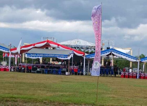 Pembukaan Festival Tandak Intan Kaharingan dipusatkan di Lapangan Sport Center Kasongan, tampak panggung utama tempat acara