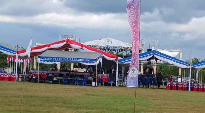Pembukaan Festival Tandak Intan Kaharingan dipusatkan di Lapangan Sport Center Kasongan, tampak panggung utama tempat acara