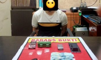 Tersangka kasus narkoba dan barang bukti diamankan Polsek Jaya Karya.
