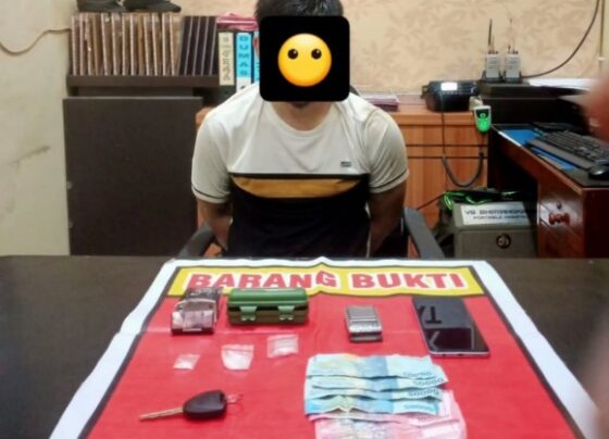 Tersangka kasus narkoba dan barang bukti diamankan Polsek Jaya Karya.
