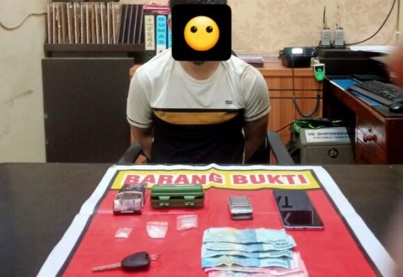 Tersangka kasus narkoba dan barang bukti diamankan Polsek Jaya Karya.