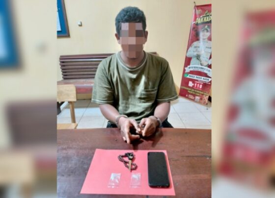 Tersangka kasus narkoba di Desa Pundu bersama barang bukti diamankan Satresnarkoba Polres Kotim