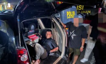 Tim Macan Mentaya Polres Kotim saat berhasil menangkap tahanan yang melarikan diri, Sandy (dalam mobil)