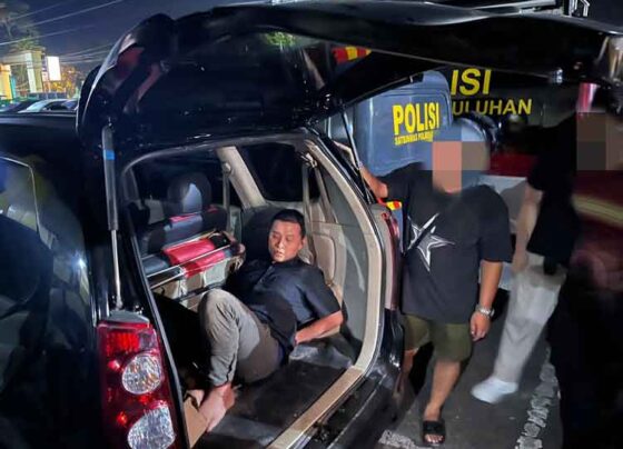 Tim Macan Mentaya Polres Kotim saat berhasil menangkap tahanan yang melarikan diri, Sandy (dalam mobil)