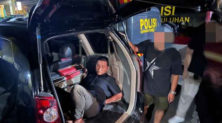 Tim Macan Mentaya Polres Kotim saat berhasil menangkap tahanan yang melarikan diri, Sandy (dalam mobil)