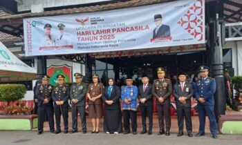 Wakil Bupati Kotim Irawati berfoto bersama usai Upacara Hari Lahir Pancasila