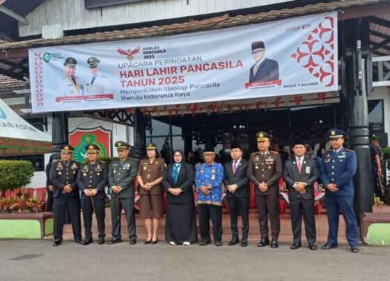Wakil Bupati Kotim Irawati berfoto bersama usai Upacara Hari Lahir Pancasila