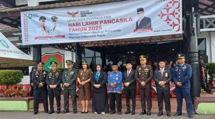 Wakil Bupati Kotim Irawati berfoto bersama usai Upacara Hari Lahir Pancasila