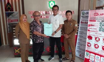 Andri Rizky Agustian mengmbil formulir pendaftaran sebagai calon ketua KONI Kotim