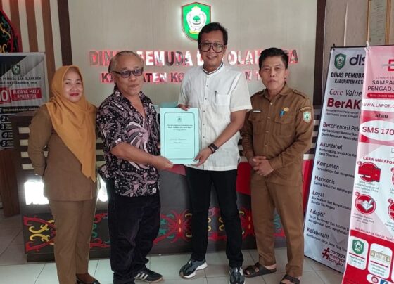 Andri Rizky Agustian mengmbil formulir pendaftaran sebagai calon ketua KONI Kotim