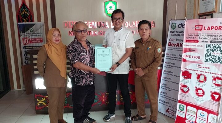 Andri Rizky Agustian mengmbil formulir pendaftaran sebagai calon ketua KONI Kotim