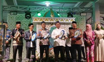 Bupati Katingan Saiful didampingi Wakil Bupati, Firdaus dan sejumlah pejabat menabuh rebana pada pembukaan MTQ tingkat kabupaten