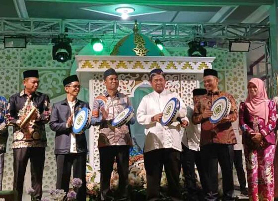 Bupati Katingan Saiful didampingi Wakil Bupati, Firdaus dan sejumlah pejabat menabuh rebana pada pembukaan MTQ tingkat kabupaten