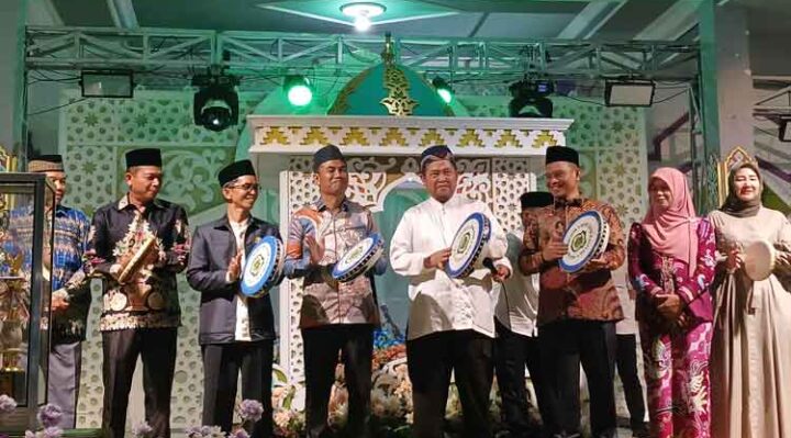 Bupati Katingan Saiful didampingi Wakil Bupati, Firdaus dan sejumlah pejabat menabuh rebana pada pembukaan MTQ tingkat kabupaten