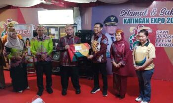 Bupati Katingan, Saiful saat mengunjungi stan Bank Kalteng Cabang Kasongan