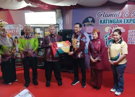 Bupati Katingan, Saiful saat mengunjungi stan Bank Kalteng Cabang Kasongan
