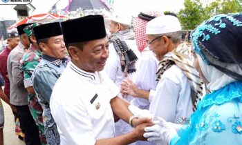 Bupati Murung Raya, Heriyus menyambut jemaah haji asal Murung Raya 2025 di halaman Masjid Agung Al Istiqlal Puruk Cahu, Minggu, 22 Juni 2025.